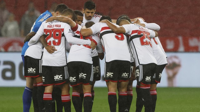 Jogadores do São Paulo antes de jogo contra o Inter