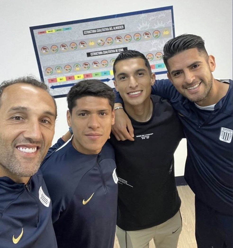Kevin Serna, novo jogador do Fluminense, se despede do jogadores do Alianza Lima (Foto: Reprodução/Instagram)