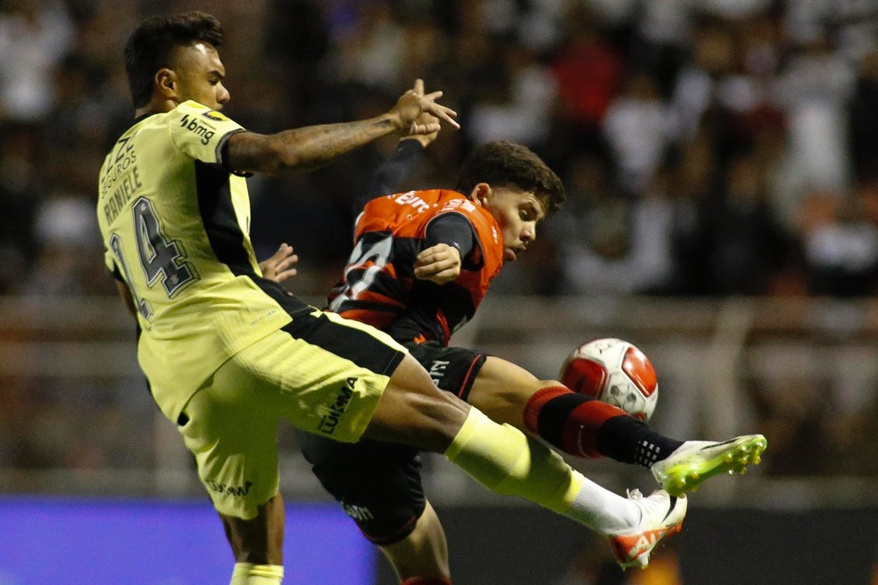 Raniele e Eduardo Person disputam bola no jogo entre Ituano e Corinthians — Foto: Miguel Schincariol/Ituano FC