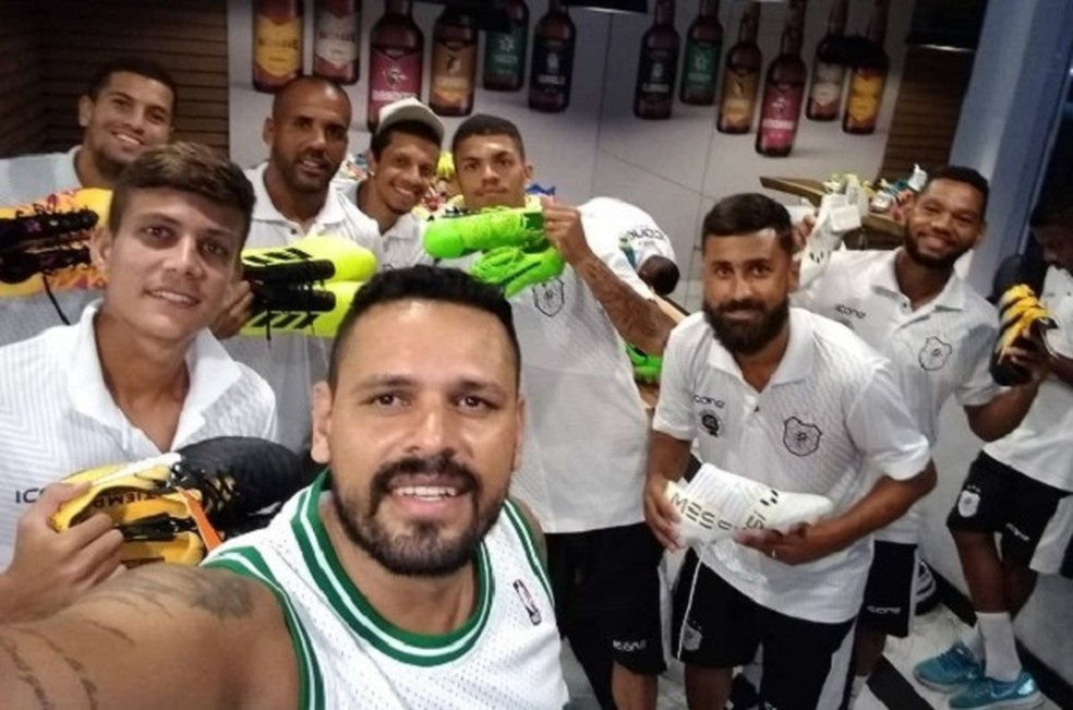 Ex-jogador do Corinthians se torna vendedor de chuteiras e relembra duelos contra Tevez
