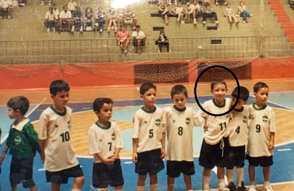 Léo Ortiz, em destaque com a camisa 11, com time de futsal — Foto: Arquivo pessoal