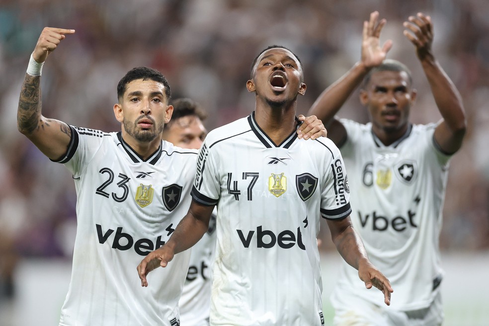 Jeffinho com a camisa do Botafogo em partida contra o Ceará pelo Campeonato Brasileiro.