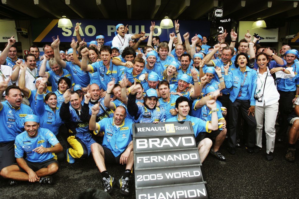 A equipe Renault comemora o primeiro título mundial de Fernando Alonso, em Interlagos — Foto: Getty Images
