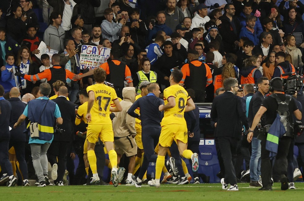 Espanyol: invasão de campo na festa do Barcelona vale dois jogos à porta  fechada 