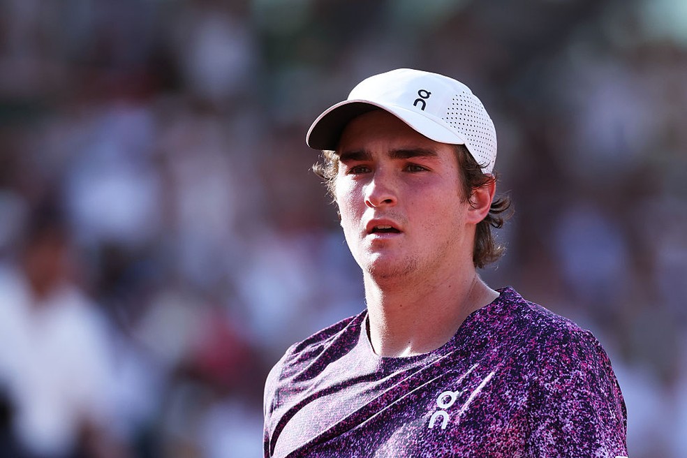 João Fonseca se irrita com ponto perdido, lança bola do outro lado da quadra e leva advertência — Foto: Matthew Stockman/Getty Images