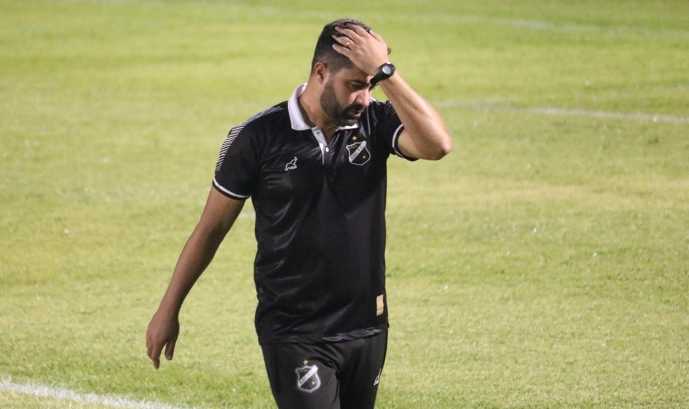 Rafael Lacerda deixa o ABC ap&oacute;s s&eacute;rie de oito jogos sem vit&oacute;ria | abc | ge
