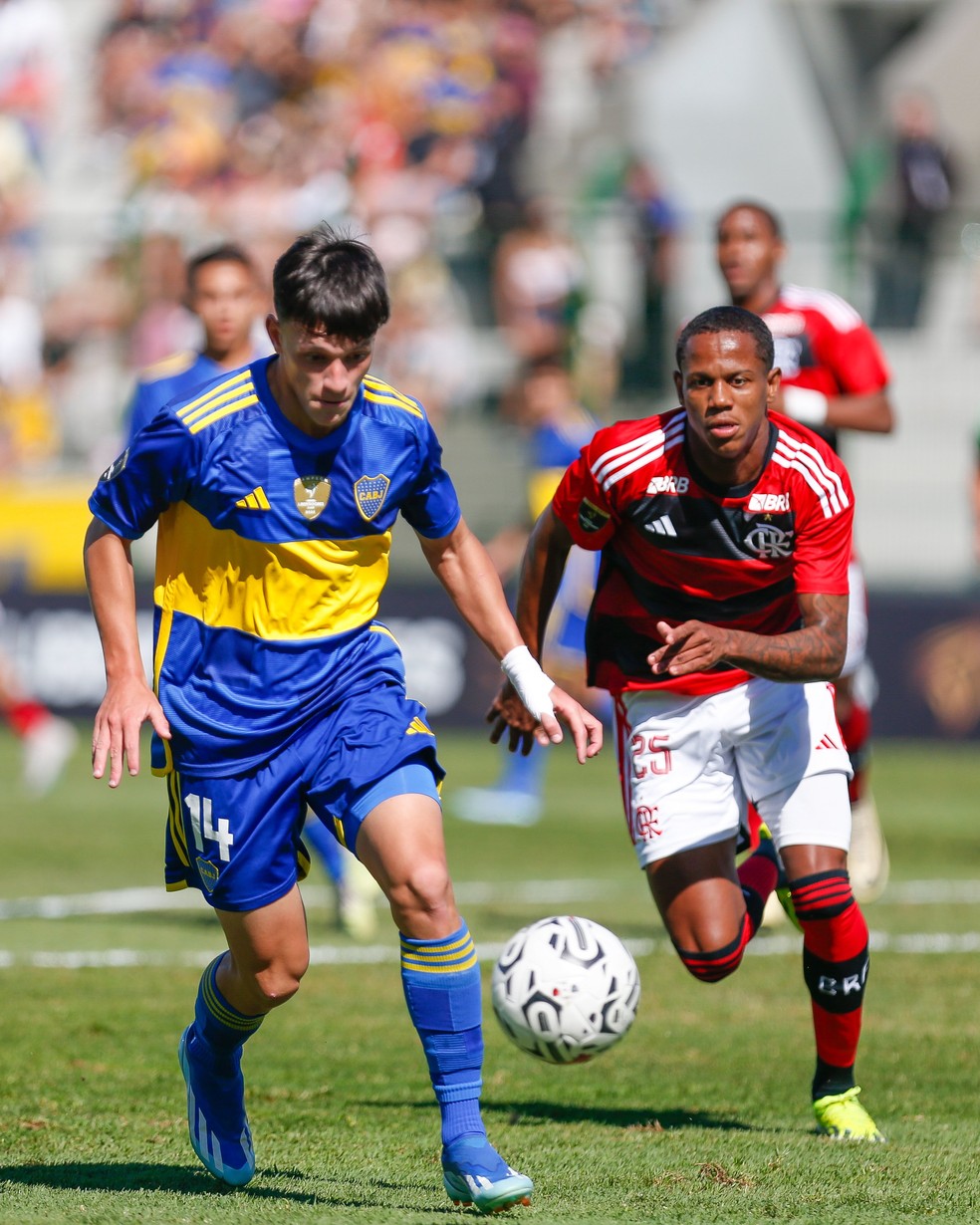 Wallace Yan briga pela bola na final da Libertadores Sub-20, entre Flamengo e Boca Juniors