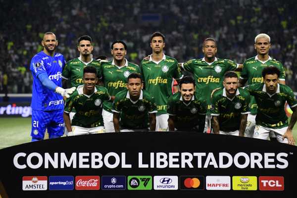 Atuações do Palmeiras: Zagueiros Vacilam, Mas Ríos se Destaca com Estêvão