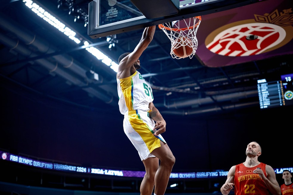 Bruno Caboclo enterra em Brasil x Montenegro — Foto: Fiba