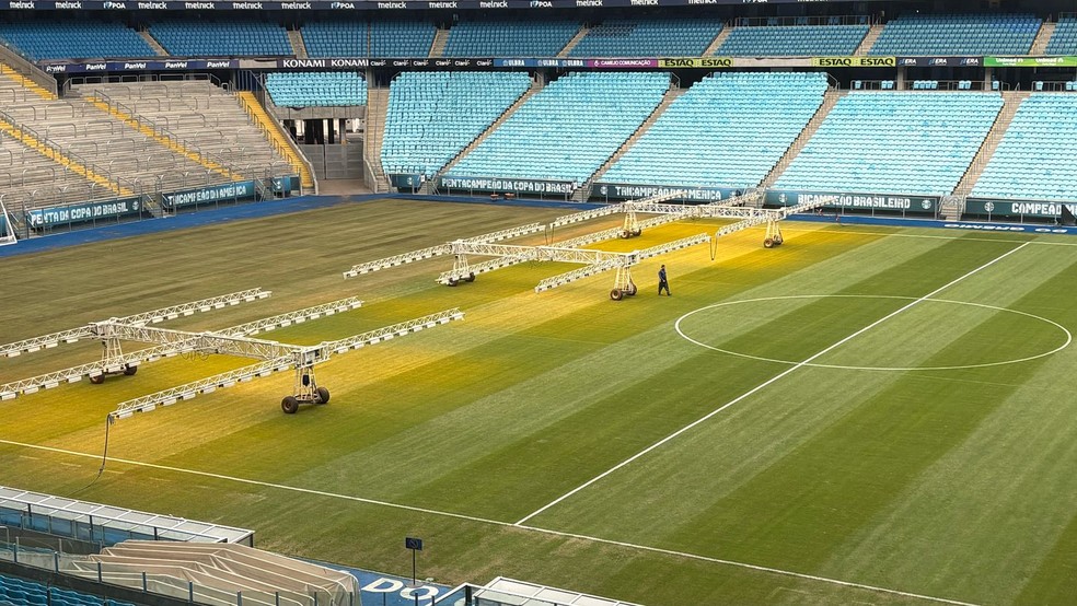 Iluminadores da Arena só comportam um lado do gramado — Foto: Fernando Becker/RBS TV