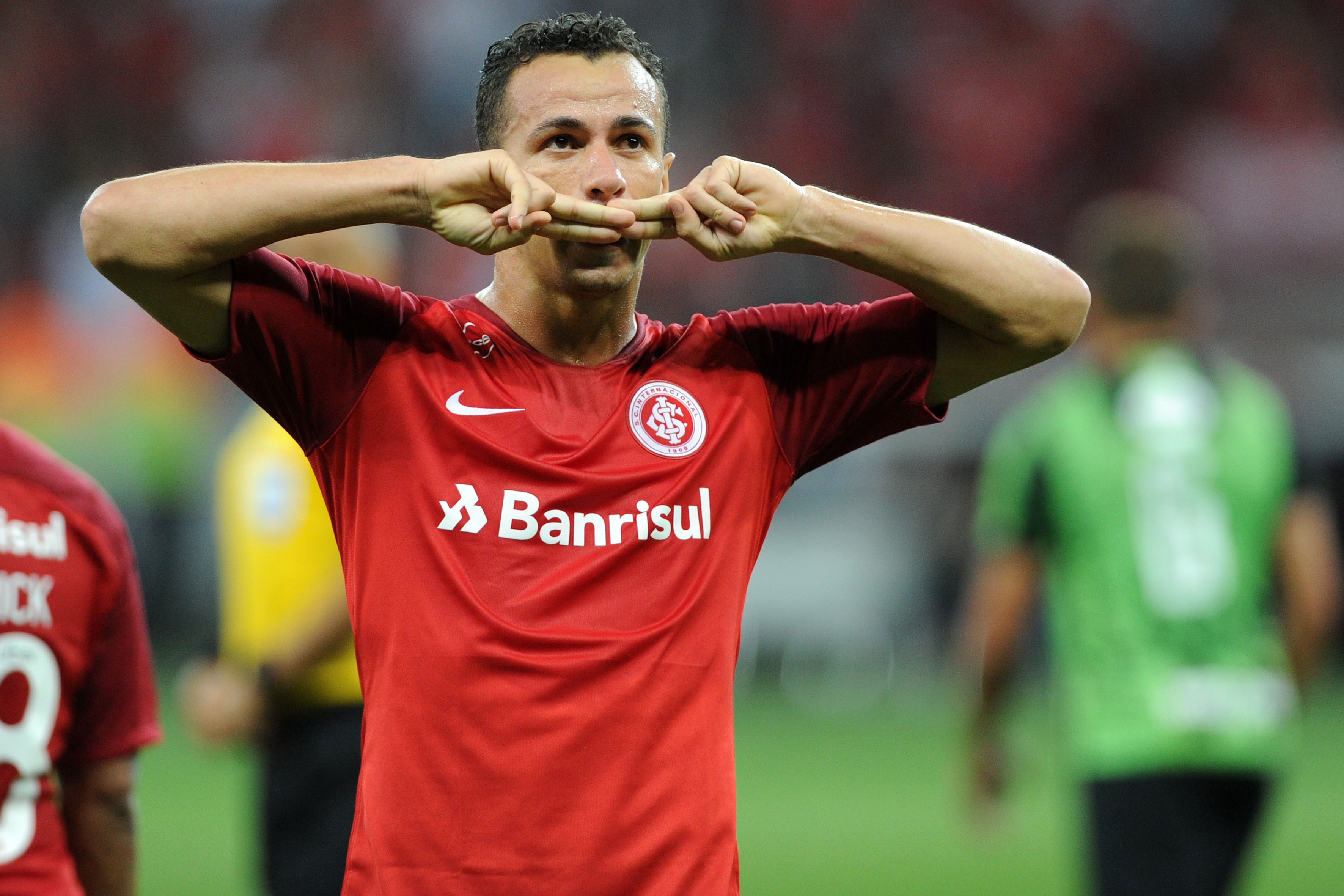 Leandro Damião, ex-Internacional e Seleção, anuncia aposentadoria