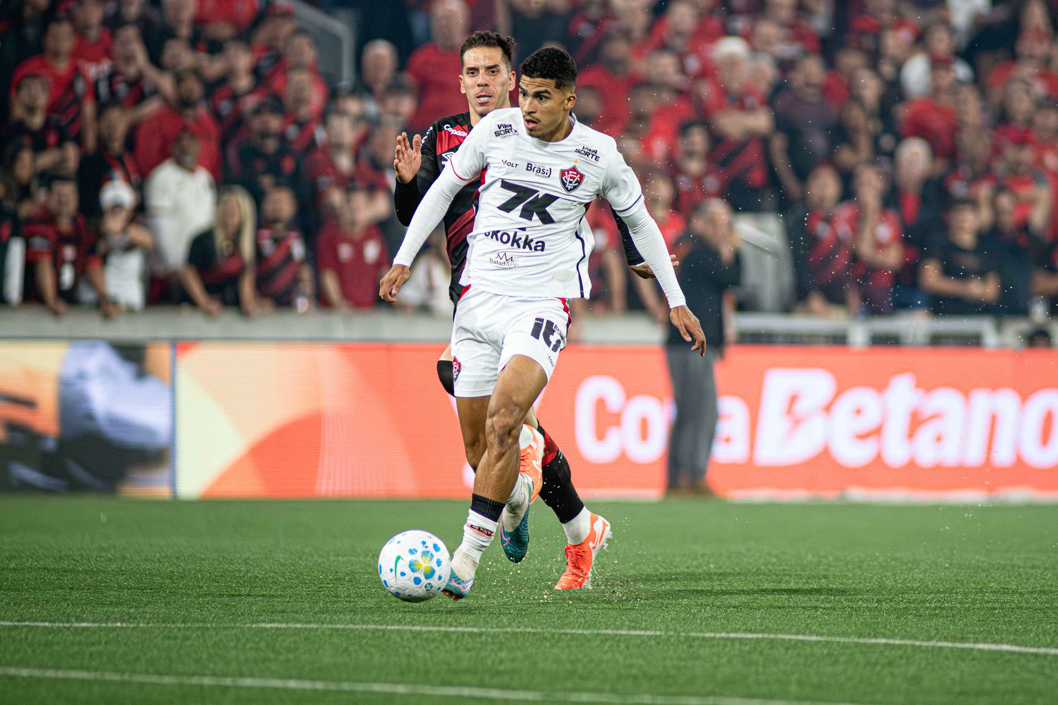 Vitória larga em desvantagem nas oitavas da Copa do Brasil