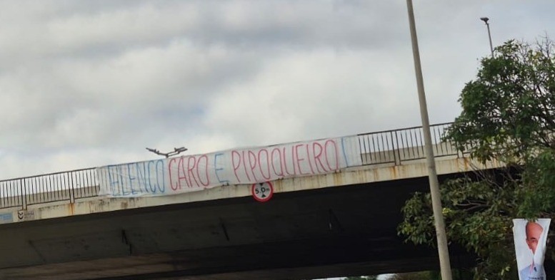 Time do Cruzeiro, Artur Jorge e Spindel são alvos de protesto com faixas em ruas de BH; veja fotos