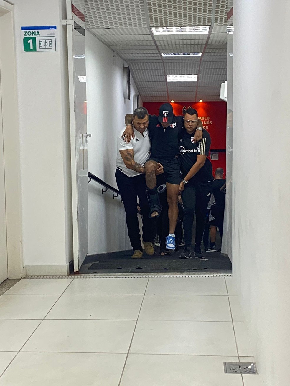 David, atacante do São Paulo, deixa o Morumbi carregado após lesão — Foto: Vinicius Bueno