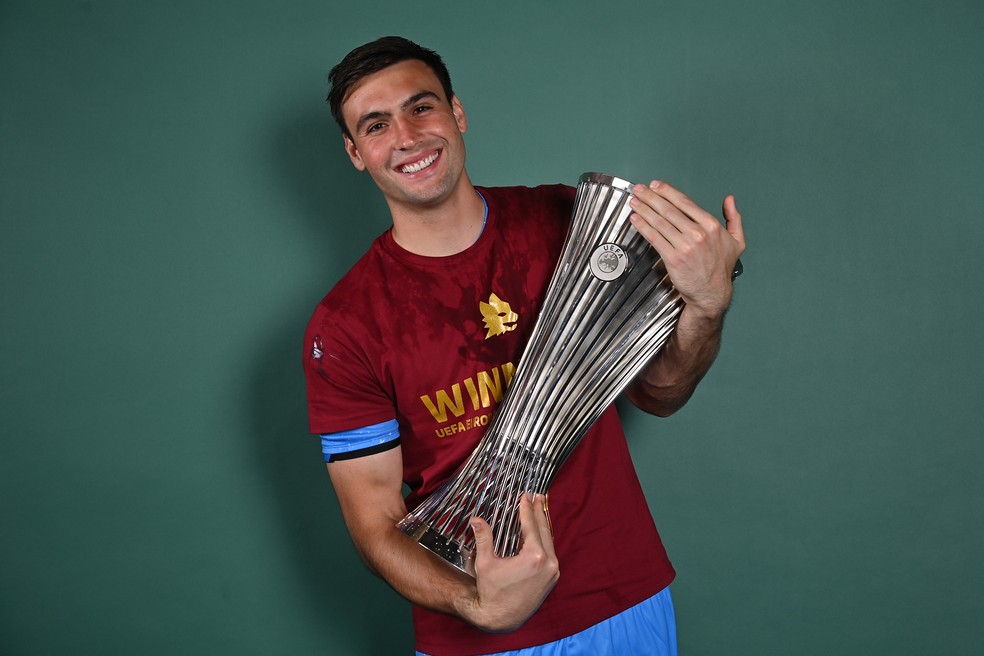 Daniel Fuzato com a taça do título da Liga Conferência, conquistada pela Roma — Foto: Tullio Puglia - UEFA/UEFA via Getty Images
