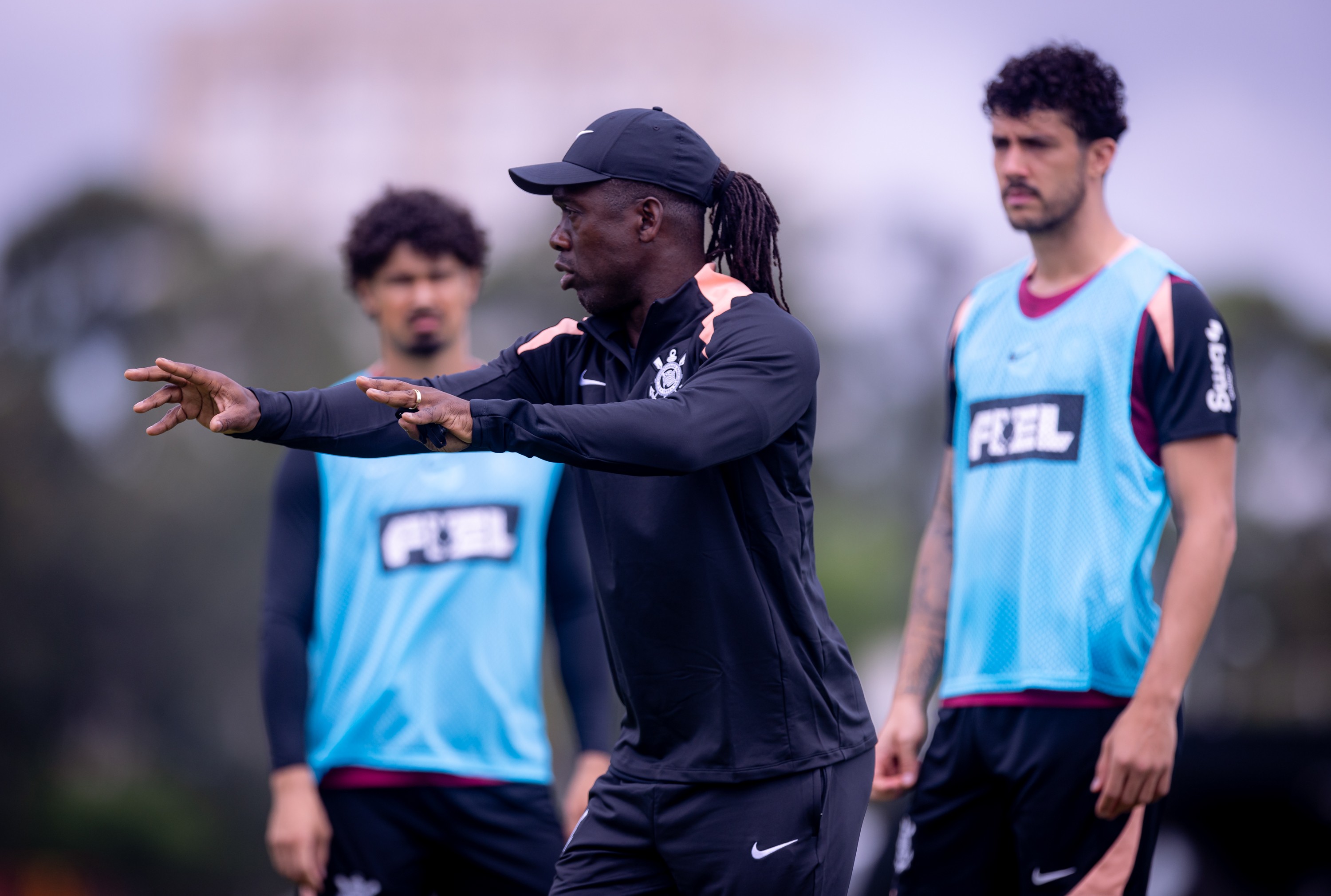 Yuri Alberto vai a campo no Corinthians e deve enfrentar o Vitória; Seedorf treina bola parada