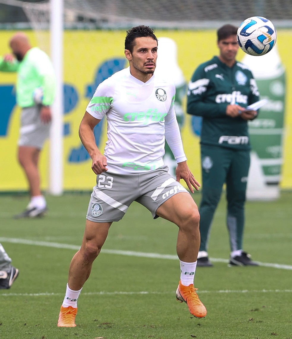 Raphael Veiga treina observado por Abel Ferreira — Foto: Cesar Greco/Palmeiras
