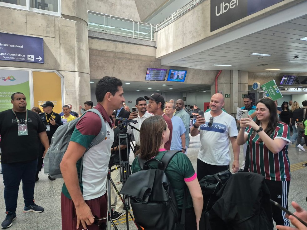 Ganso na chegada do Fluminense ao Rio — Foto: Ronald Lincoln