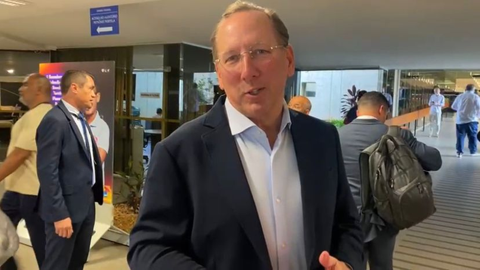 John Textor chega ao Senado para depoimento em CPI da Manipulação dos Jogos — Foto: ge