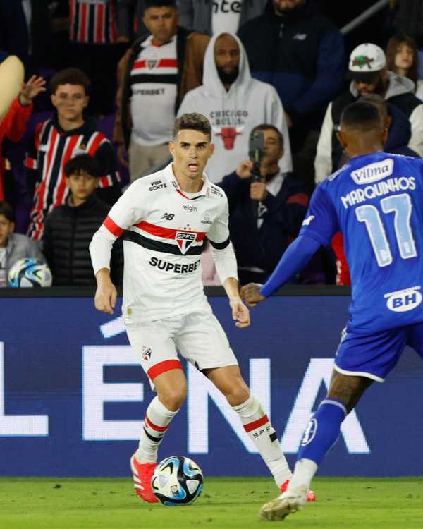 Oscar retorna ao São Paulo após 5.526 dias e gera ansiedade na dupla