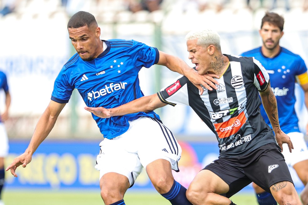 Zé Ivaldo, Cruzeiro, disputando a bola com Wallison, Athletic — Foto: Gilson Lobo/AGIF