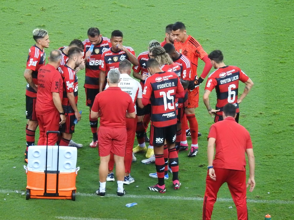 BRASIL É HUMILHADO NO URUGUAI! MAIS UMA PÉSSIMA ATUAÇÃO DO TIME DE