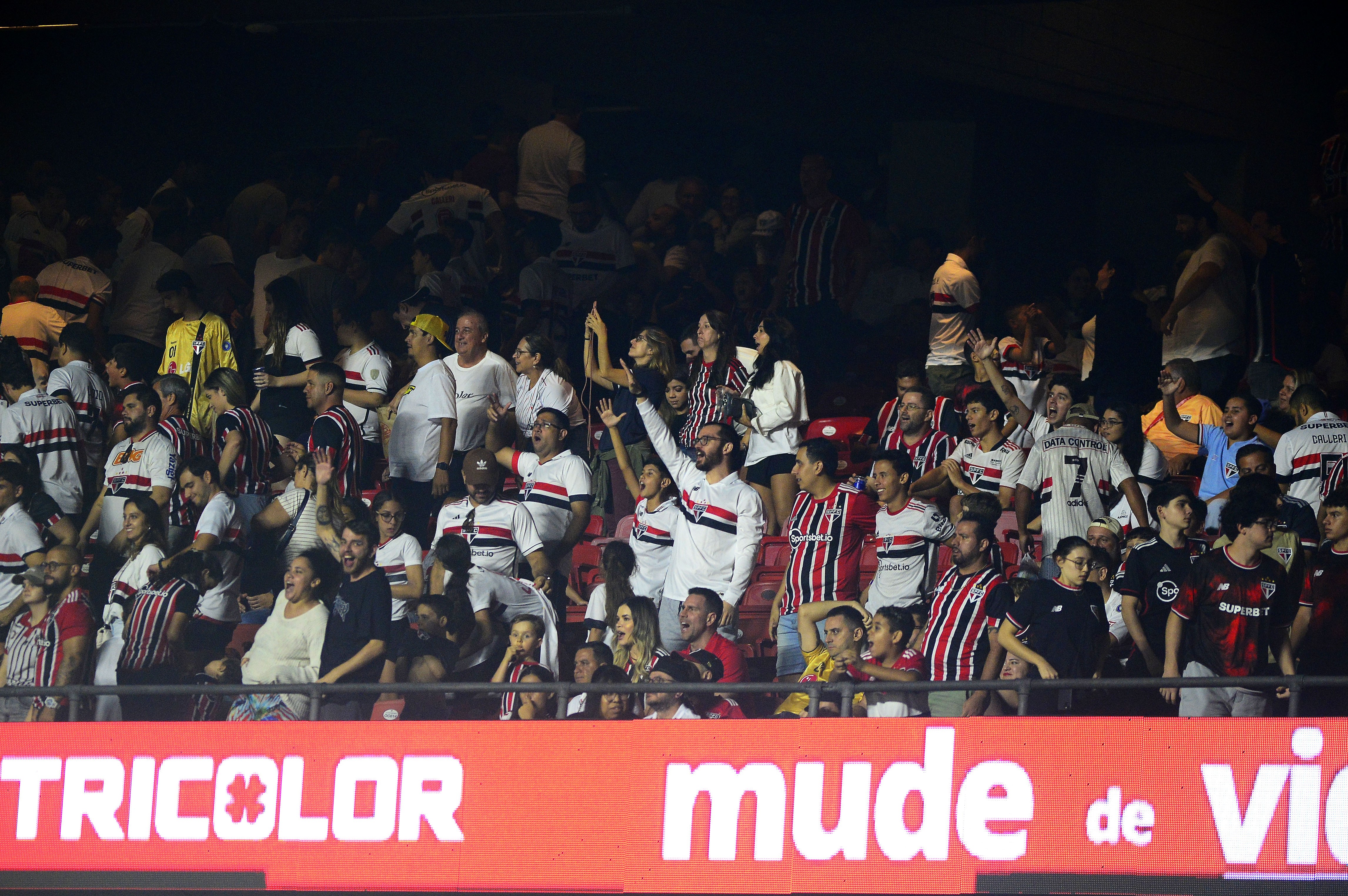 Torcida do São Paulo critica time após empate e Luiz Gustavo pede evolução