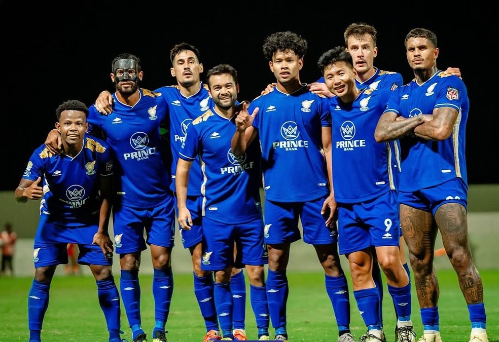 Atacante Ramon Tanque (primeiro a esquerda) na comemoração com elenco do Vishaka, da Camboja — Foto: Divulgação | Instagram