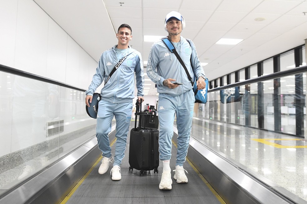Guerrero desembarca com companheiro de Racing no aeroporto Internacional do Rio de Janeiro &mdash; Foto: Racing - Divulga&ccedil;&atilde;o