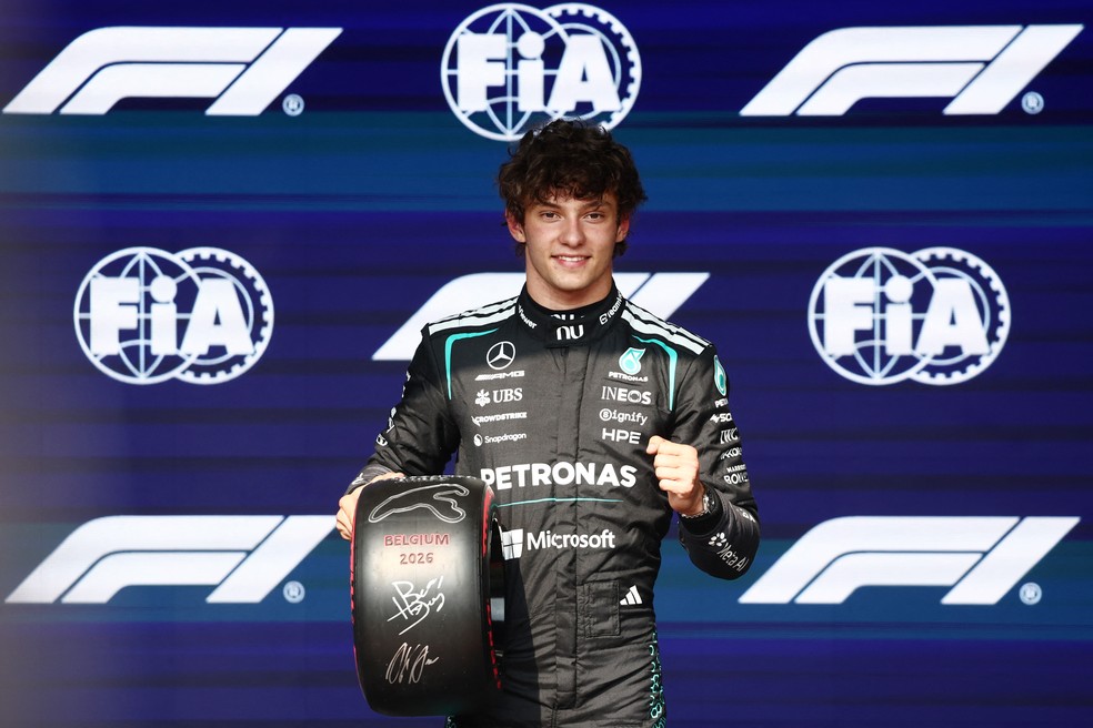 Kimi Antonelli com prêmio pela pole position no GP da Bélgica — Foto: Jakub Porzycki/Reuters