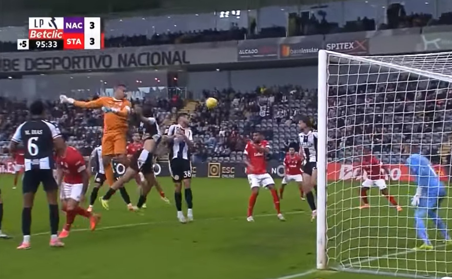 Ex-Flamengo brilha! Goleiro surpreende com assistência de cabeça em gol do Botafogo; veja o vídeo