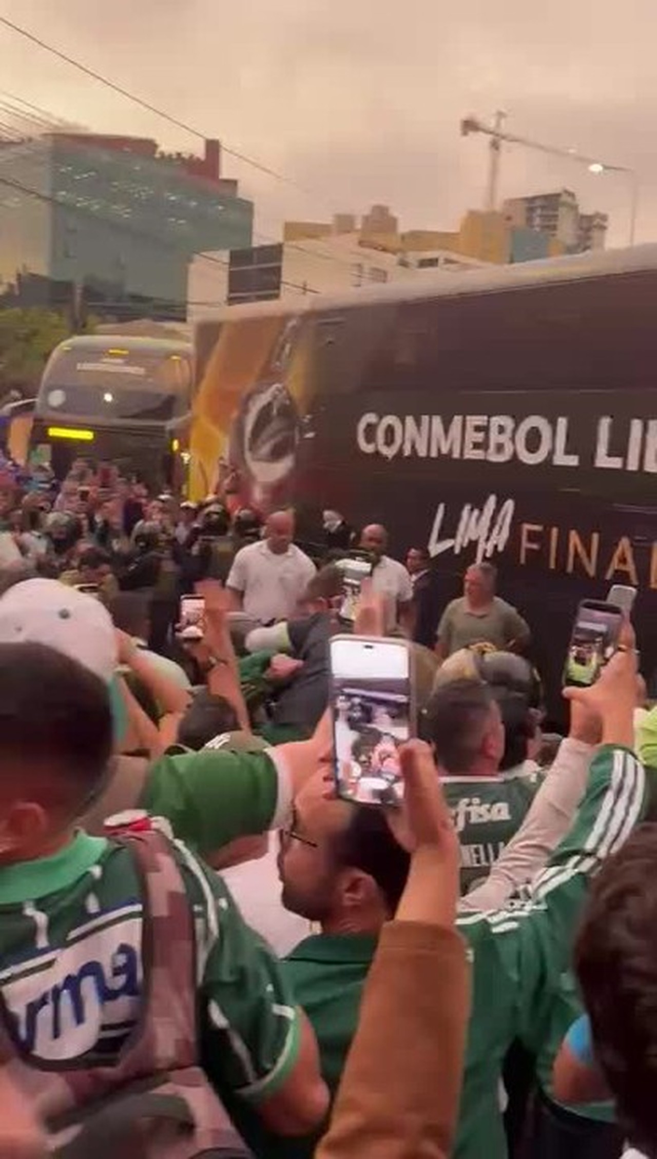 Camisa errada expõe falha da Conmebol na Fan Zone em Lima, gera confusão entre torcedores do Palmeiras