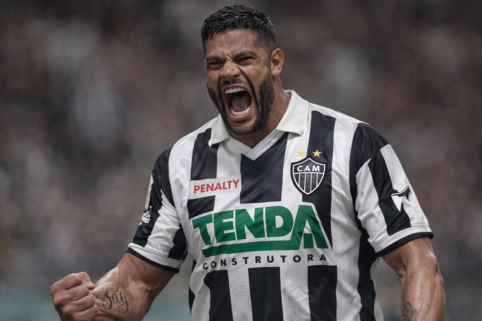 Hulk com camisa do Atlético-MG de 1997, em montagem feita por IA — Foto: Montagem IA