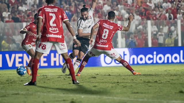 Léo Gamalho em ação no jogo entre Vitória e Vila Nova 