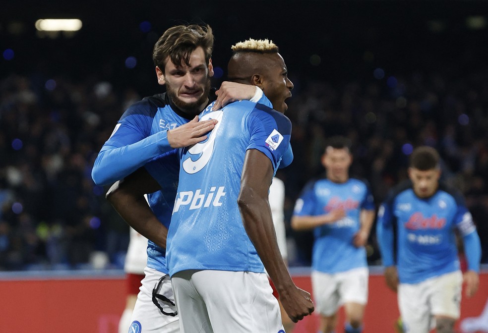 Napoli vira sobre o Bologna e retoma a liderança do Campeonato