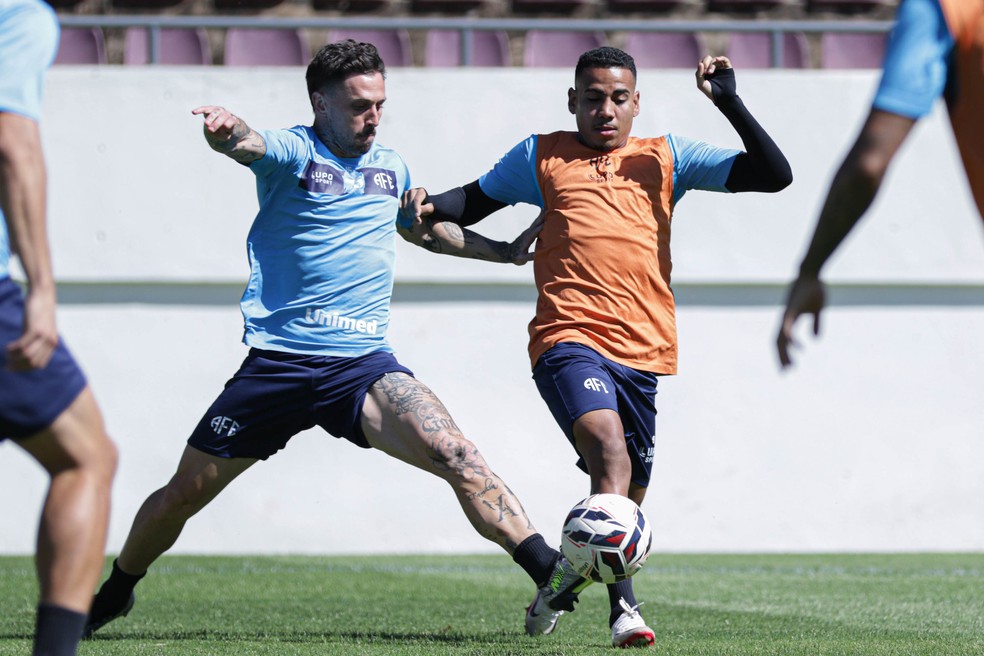 Zé Mário e Zé Hugo disputam bola em treino da Ferroviária — Foto: Luis Miguel Ferreira / Ferroviária SAF
