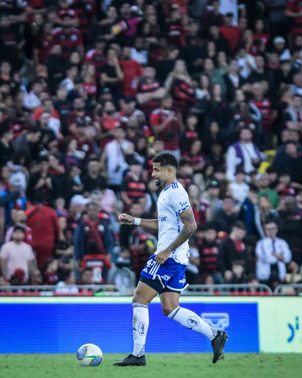 Zagueiro do Cruzeiro João Marcelo enfrenta tendinite no joelho durante temporada.