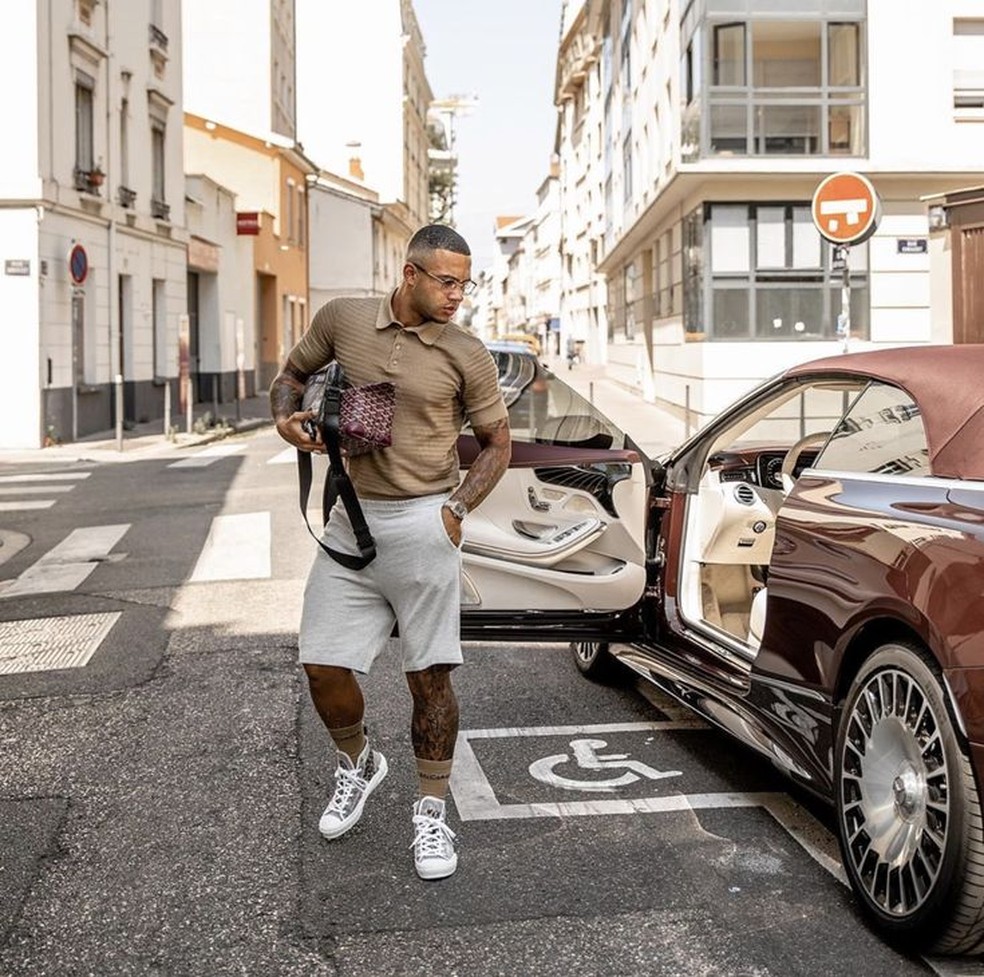 Memphis Depay ostenta carros luxuosos — Foto: Reprodução