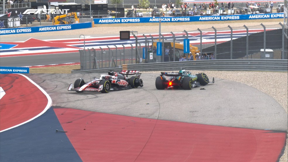 Stroll e Ocon batem e abandonam corrida sprint nos EUA — Foto: https://x.com/F1/status/1979601971452563638