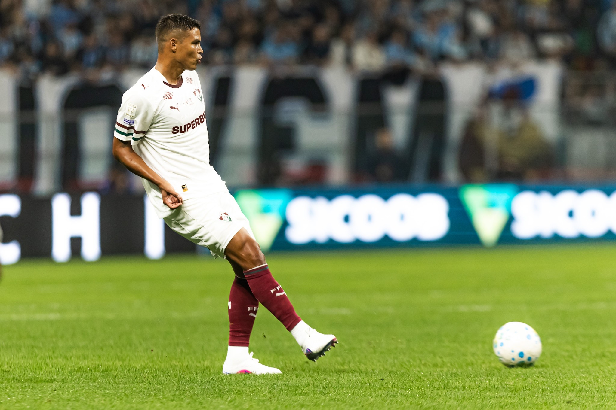 Thiago Silva brilha em retorno ao Fluminense, mas equipe segue com problemas defensivos em empate com o Grêmio