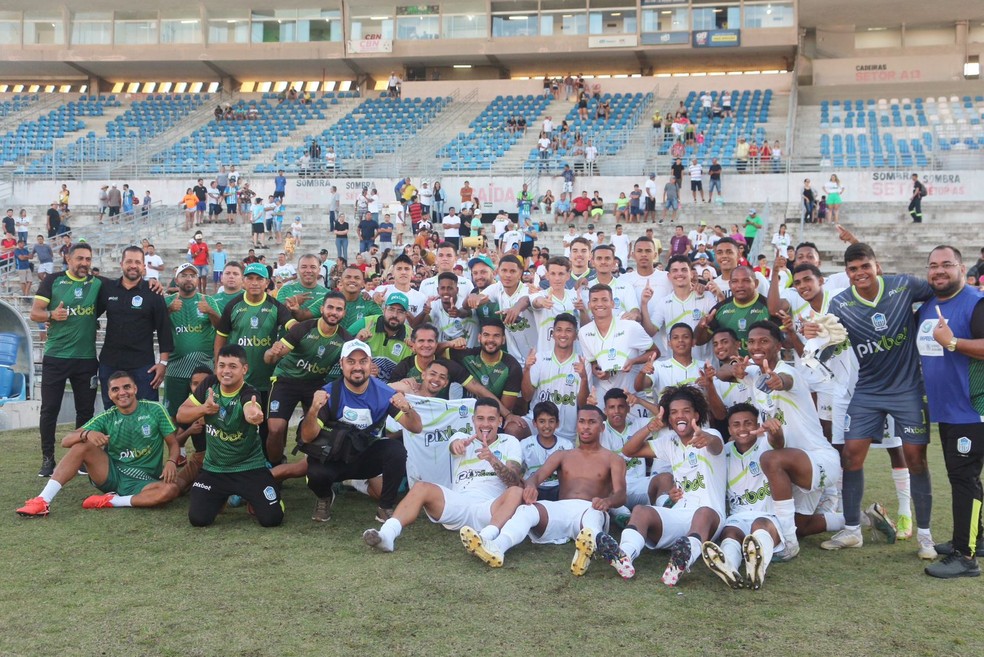 Elenco sub-20 do Serra Branca comemorando classificação para a final — Foto: Cassiano Cavalcanti / Serra Branca