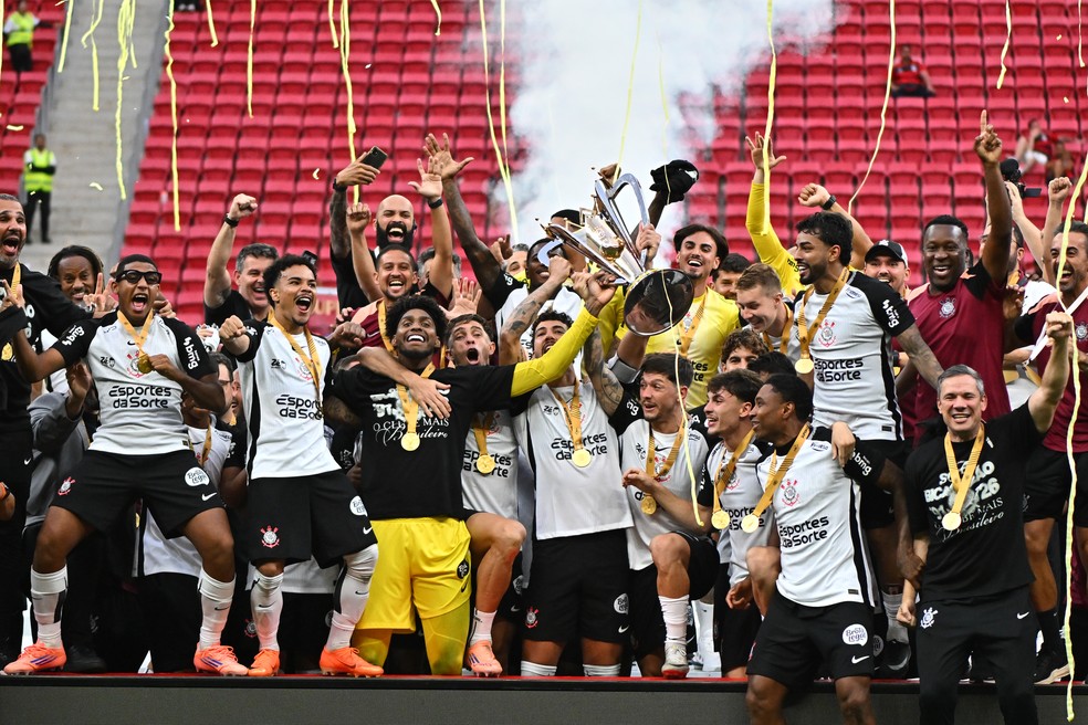 Flamengo x Corinthians - Corinthians levanta a taça da Supercopa Rei — Foto: EFE/André Borges