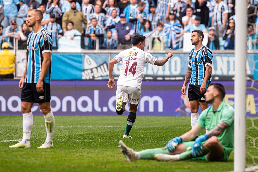 Cano comemora um gol em duelo com Suárez em Grêmio x Fluminense — Foto: Marcelo Gonçalves/Fluminense