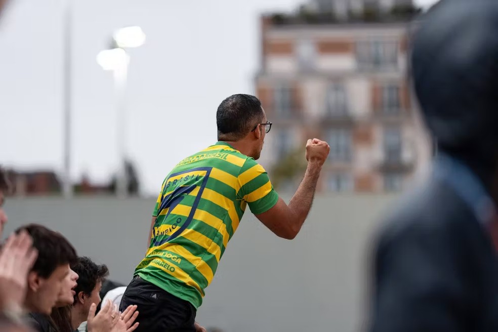 Torcida brasileira apoia João Fonseca na estreia em Roland Garros — Foto: Johan Soneto / FFT