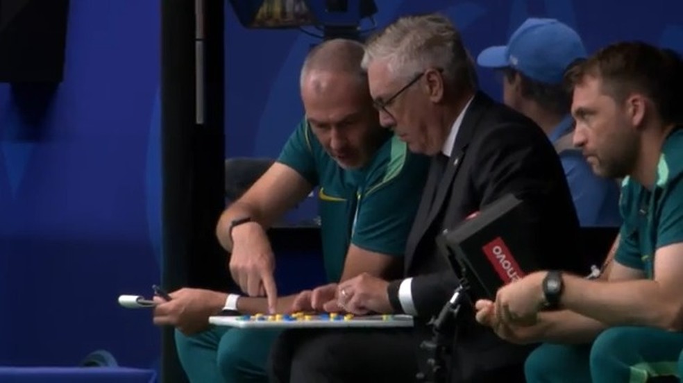 Ancelotti com auxiliares