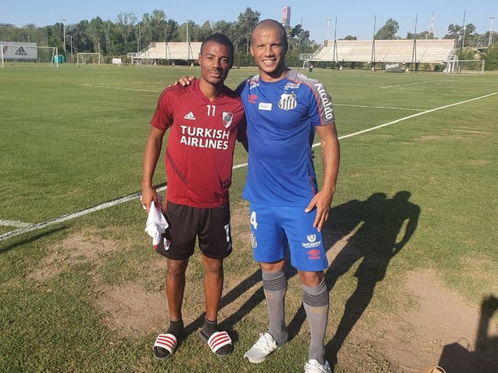 De La Cruz e Sánchez no CT do River — Foto: Divulgação / Santos FC