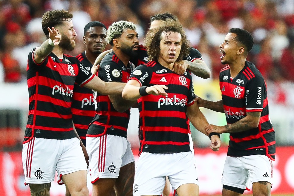 Léo Pereira, Gabigol, David Luiz e Allan comemoram vitória