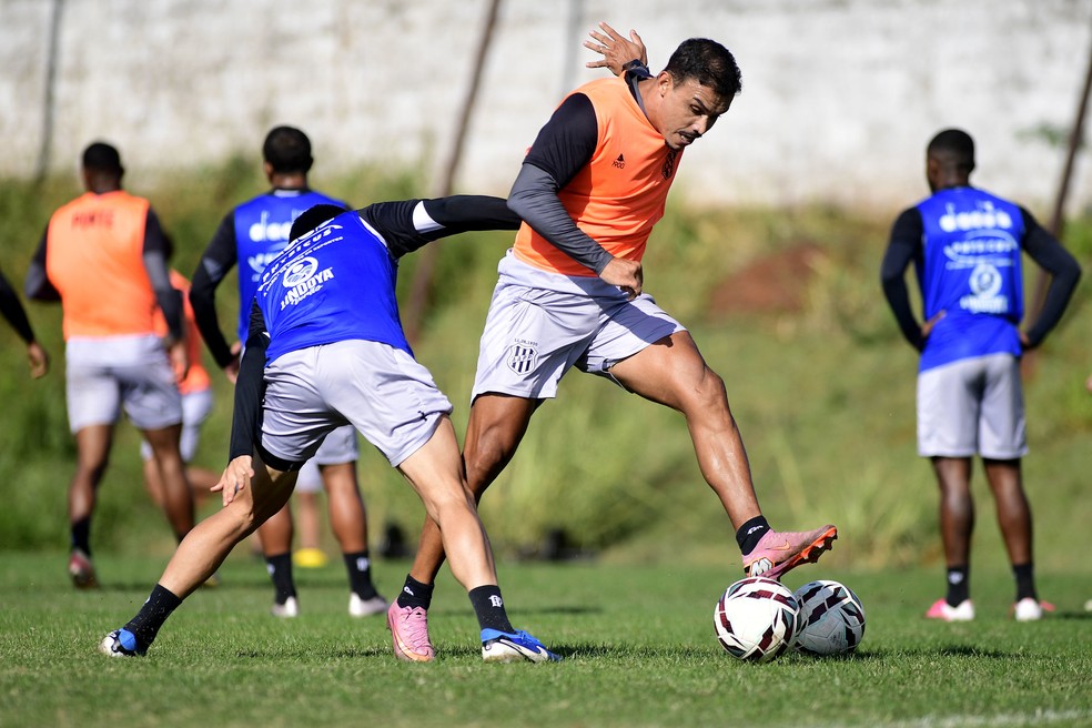 Pottker em treino da Ponte — Pottker se cobra