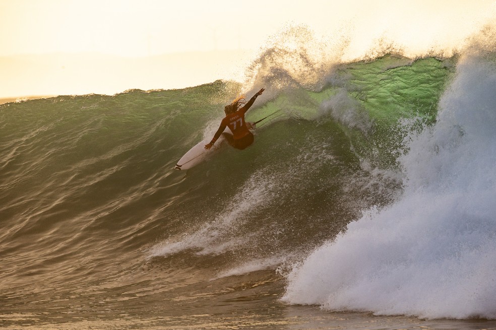 Gabriela Bryan faz manobra em J-Bay — Foto: Kody McGregor/WSL