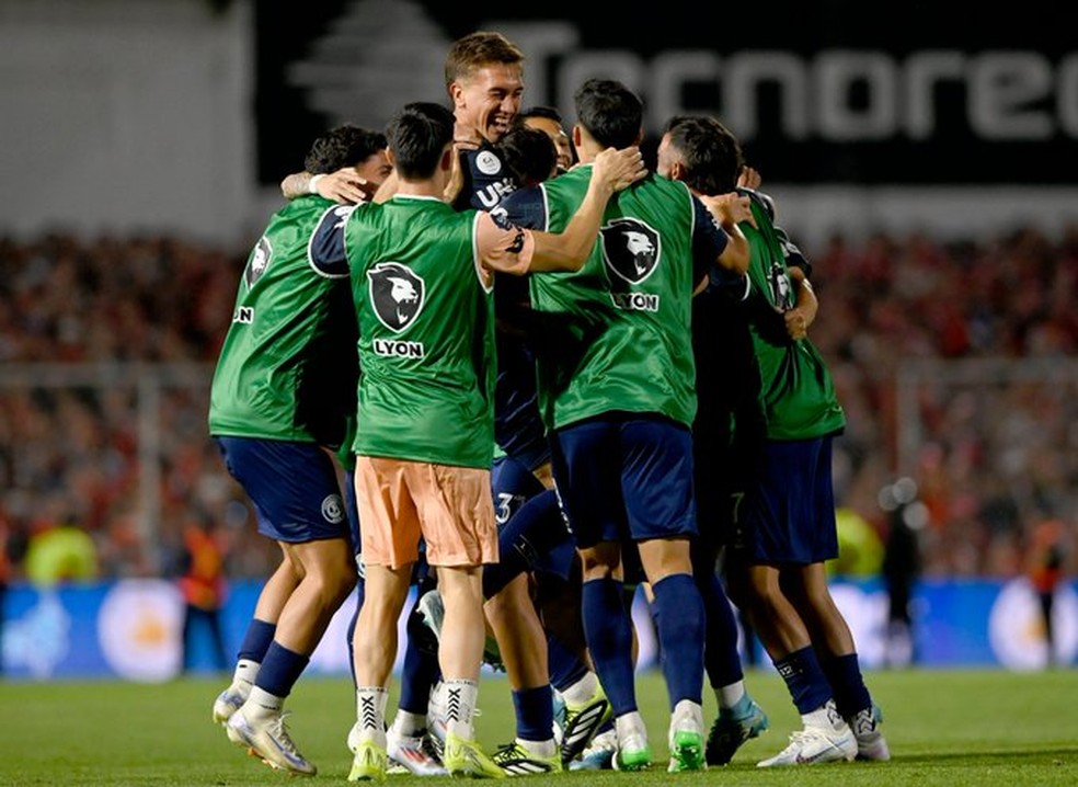 Jogadores do Independiente Rivadavia comemoram o título da Copa da Argentina.